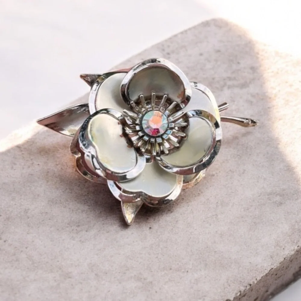 Vintage silver flower brooch